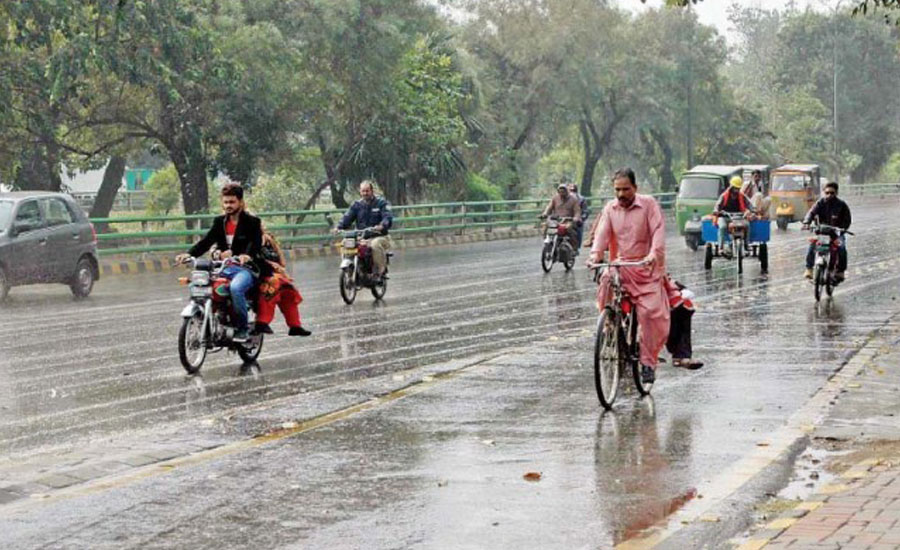 Light shower turns weather pleasant in Lahore