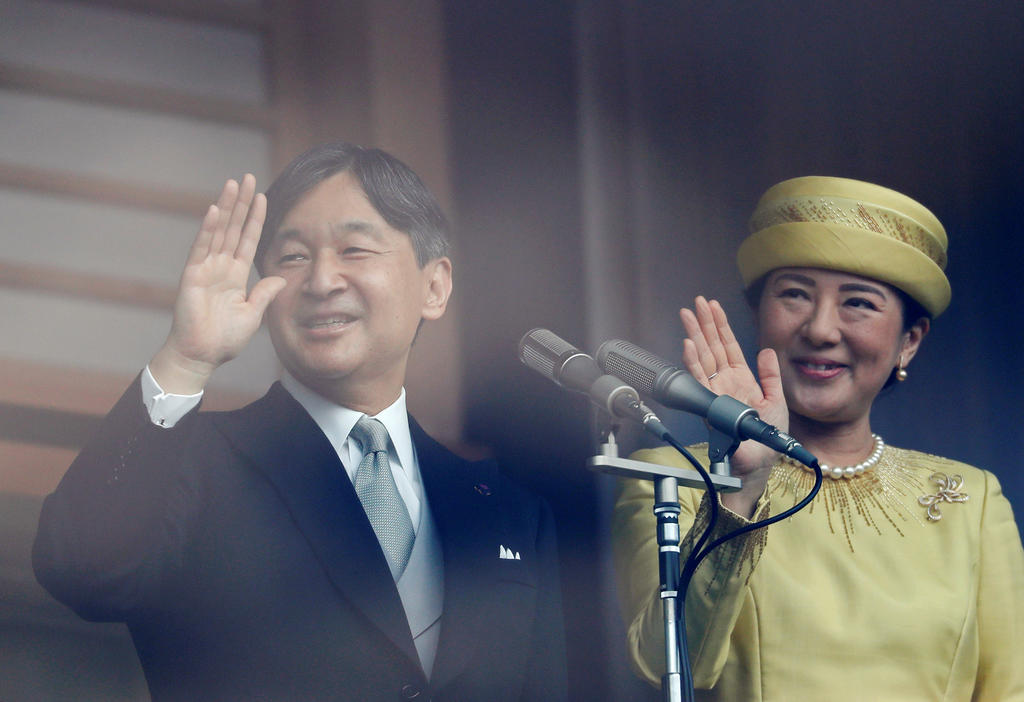 Cheers and screams as new Japan emperor greets the people for the first time