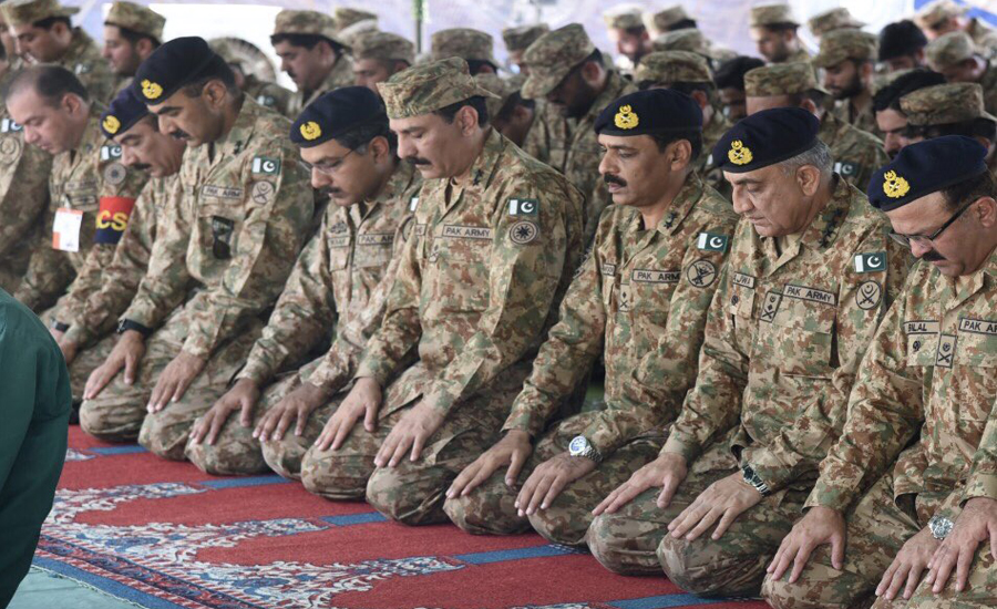 COAS Gen Qamar Bajwa spends Eid with troops along Line of Control