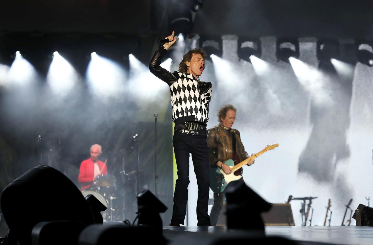 Jumpin' Jack Flash Jagger back on stage after heart surgery