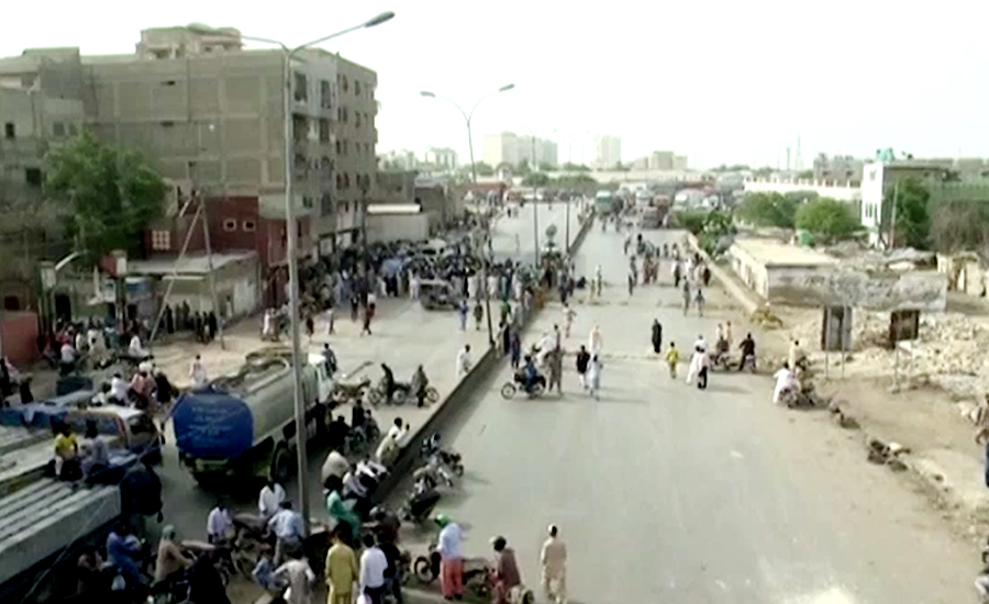 Protesters block roads against shortage of water in Karachi