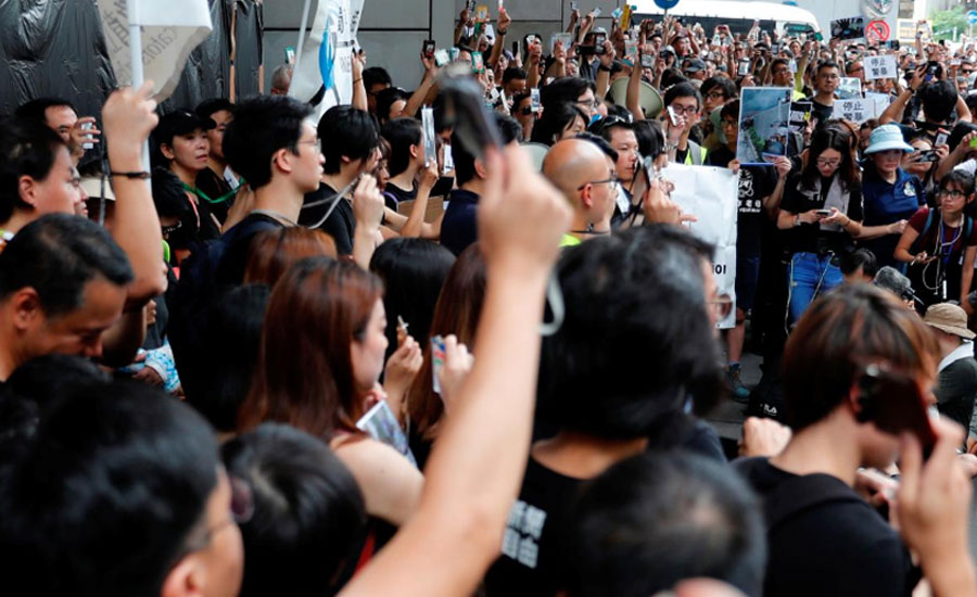 Hong Kong extradition protesters escalate fight in suburbs