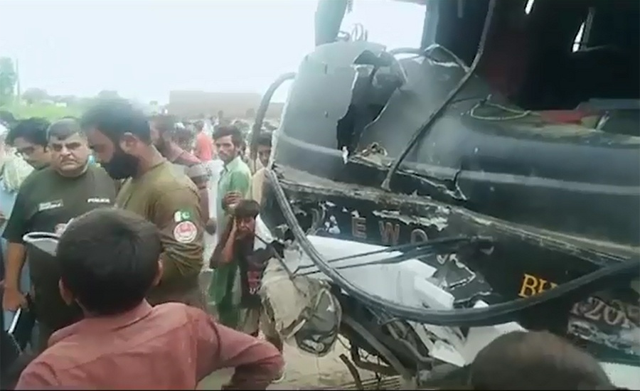 10 killed, several injured as bus hits rickshaw in Chiniot