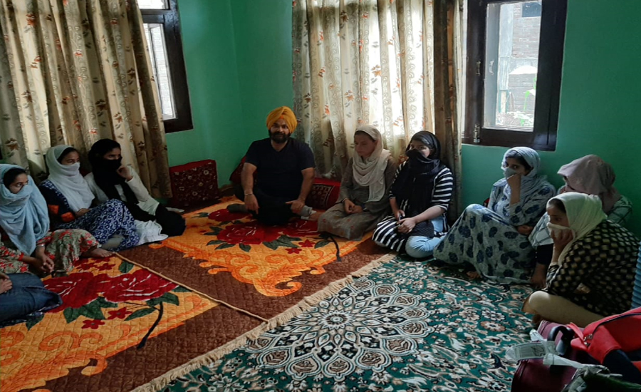 Sikh activists help 32 Kashmiri girls reach their home safely