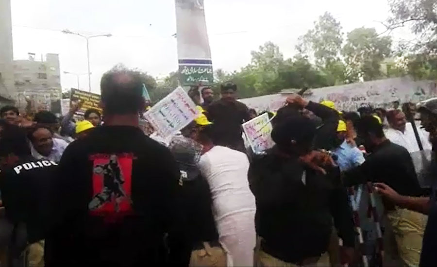 Police baton charge protesting teachers in Karachi