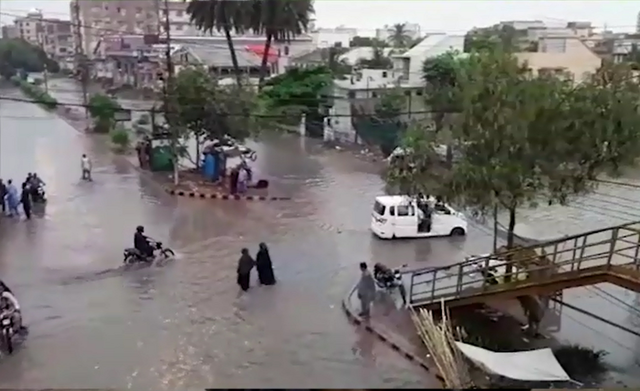 Five electrocuted as persistent rain inundates several areas in Karachi