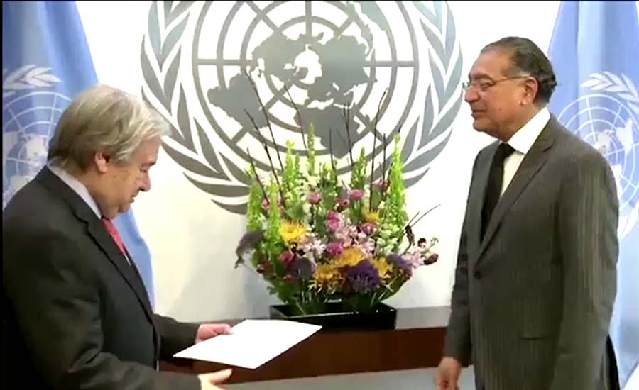 New Pakistani envoy Munir Akram presents credentials to UN chief