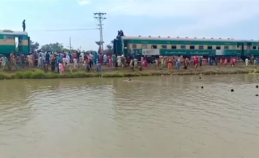 Short-circuit triggers fire on Sukkur Express in Shikarpur