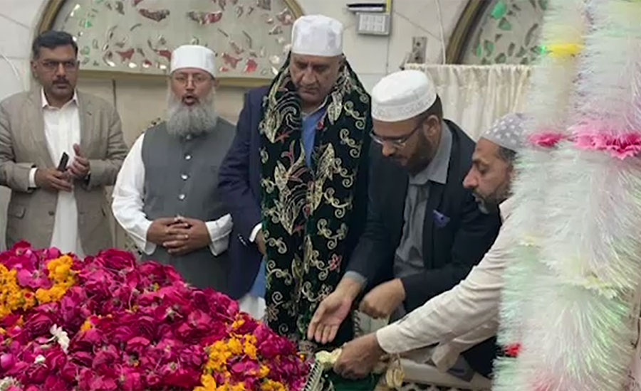 COAS visits Data Sahib shrine
