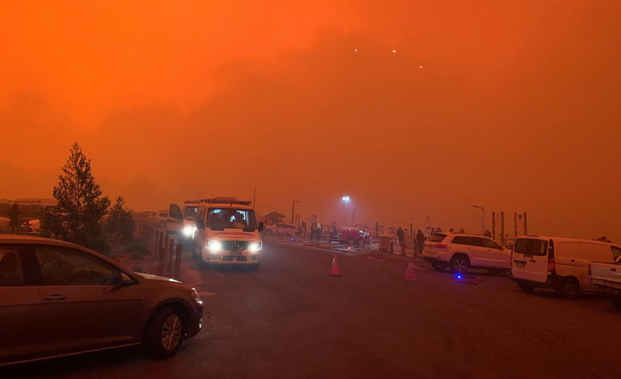 Thousands of people trapped in Australian coastal town by huge wildfires