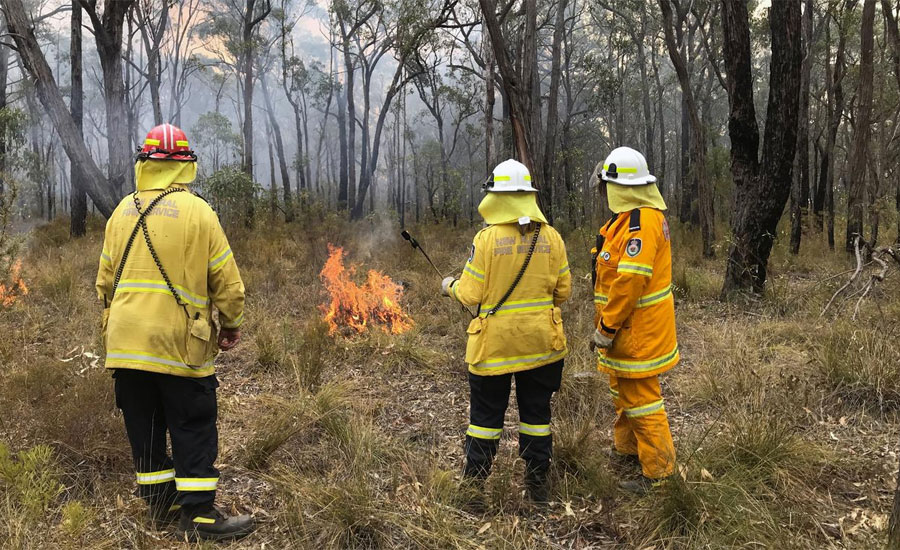 Australian firefighters spend Christmas Day containing blazes; temperatures to soar