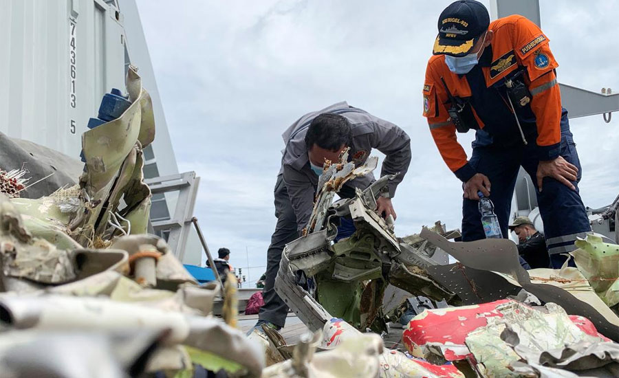 Indonesia uses unmanned undersea vehicle in hunt for air crash victims, 'black boxes'