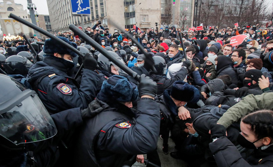 Police crack down on Russian protests against jailing of Kremlin foe Navalny