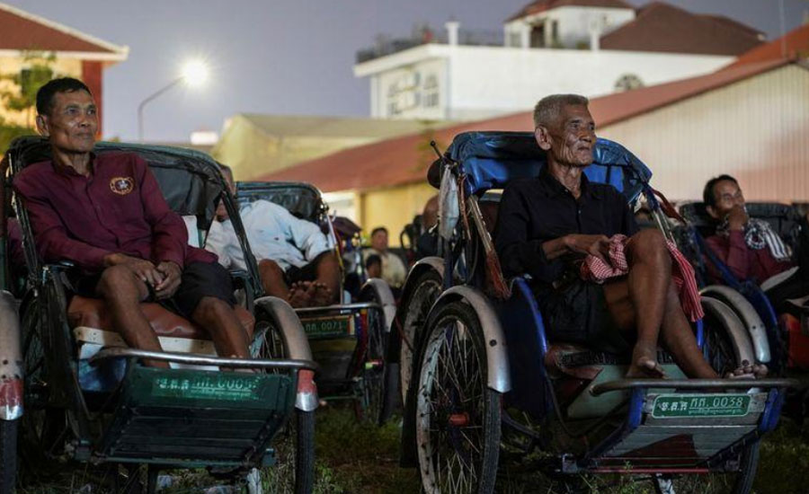 Cambodia's cash-strapped cyclo drivers treated to pedal-in movie