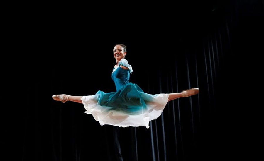 Brazilian ballerina born without arms soars with her attitude
