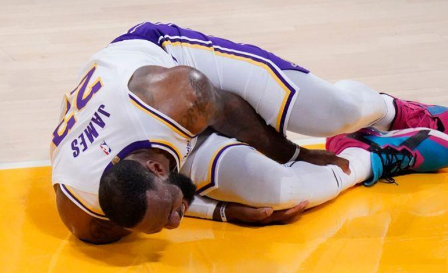 Lakers LeBron James to miss time with ankle injury