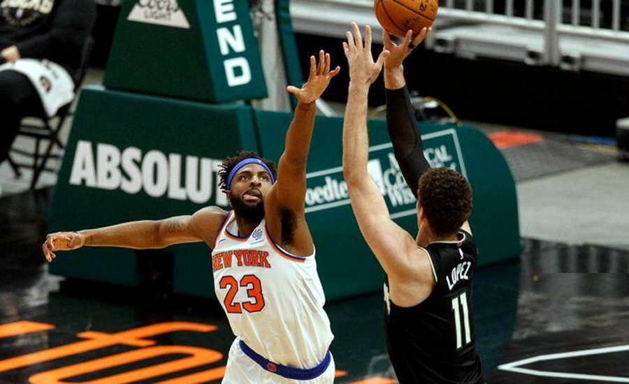 Knicks' Mitchell Robinson fractures foot vs. Bucks
