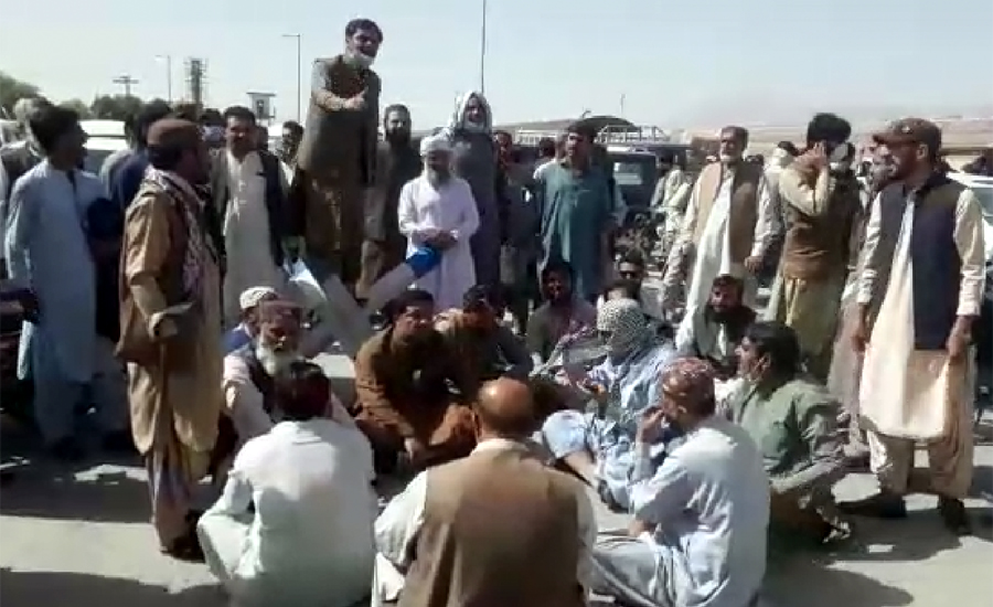 Citizens suffer as govt employees block roads for acceptance of demands in Quetta