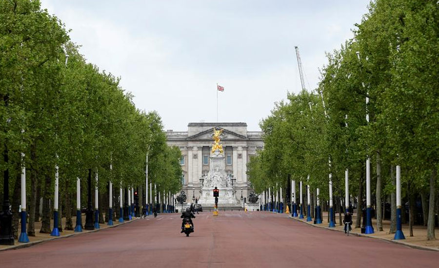 London police arrest man carrying axe on The Mall, no injuries