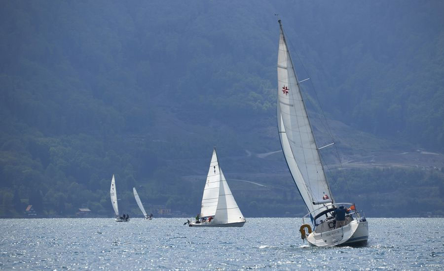 Hundreds of boats line up on Lake Geneva in border art project