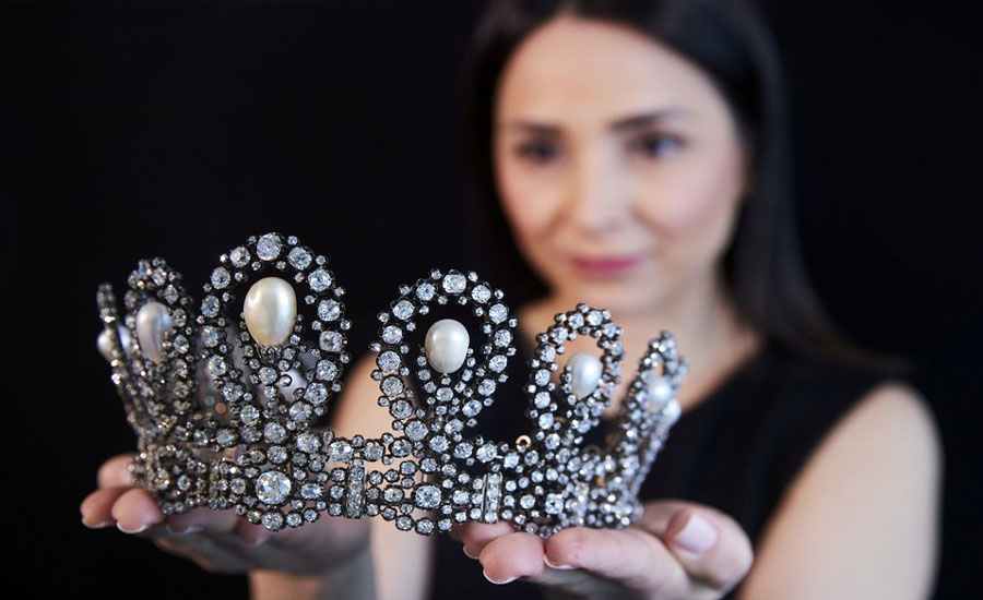 Italian royal tiara fetches $1.6 million at Swiss auction