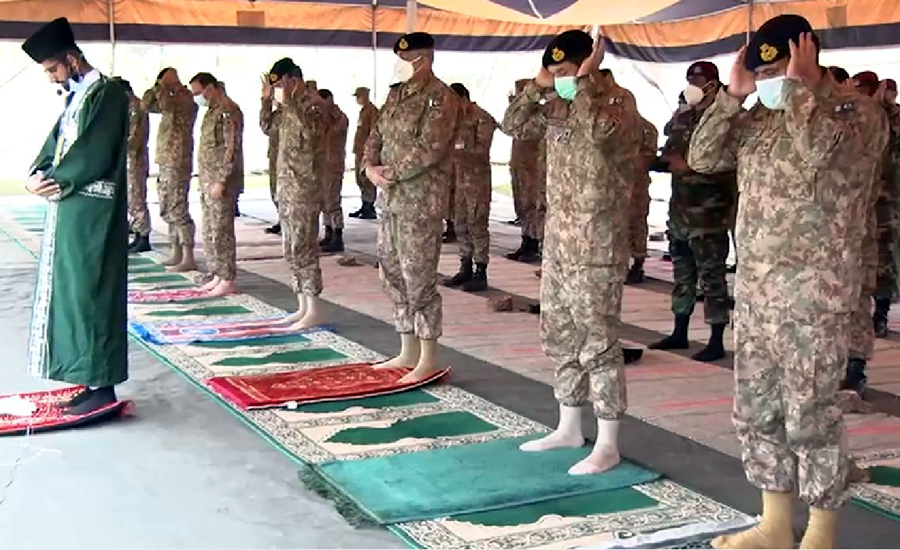 COAS Qamar Bajwa visits LoC, offers Eid prayers with troops