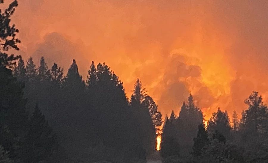 Oregon wildfire destroys 21 homes, displaces hundreds of residents