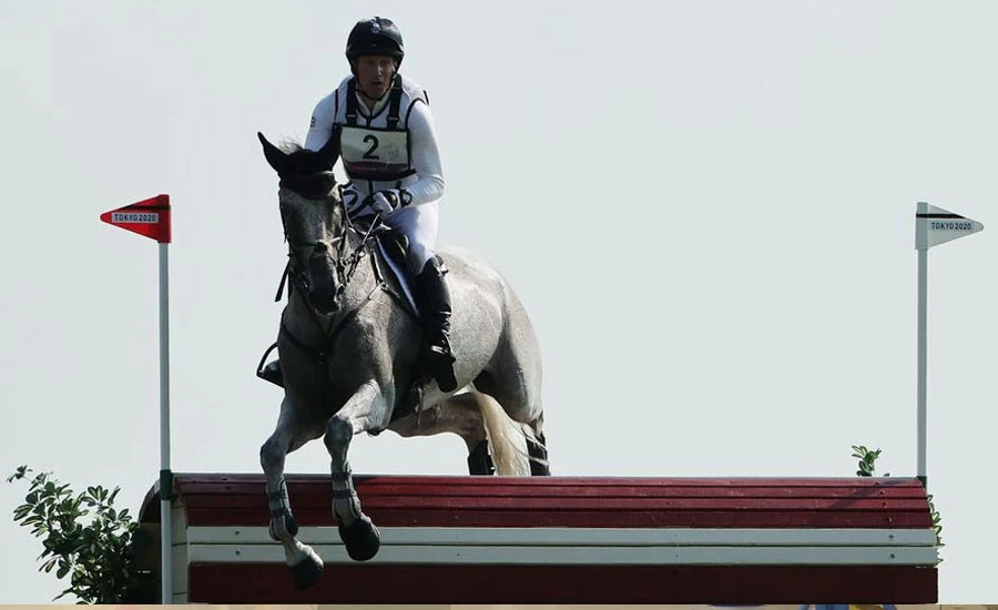 Olympics-Equestrian-Britain's Townend takes lead, Germany's Jung falls back