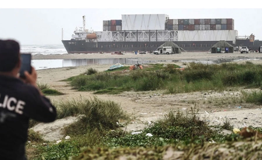 Govt decides to seize Stranded Heng Tong 77 ship at Karachi beach