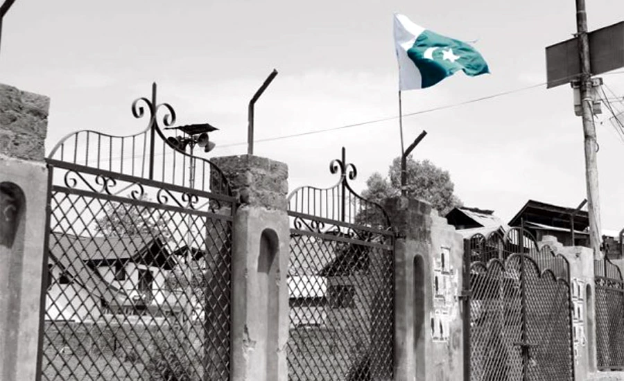 Kashmiris hoist Pakistani flags despite curfew in IIOJK