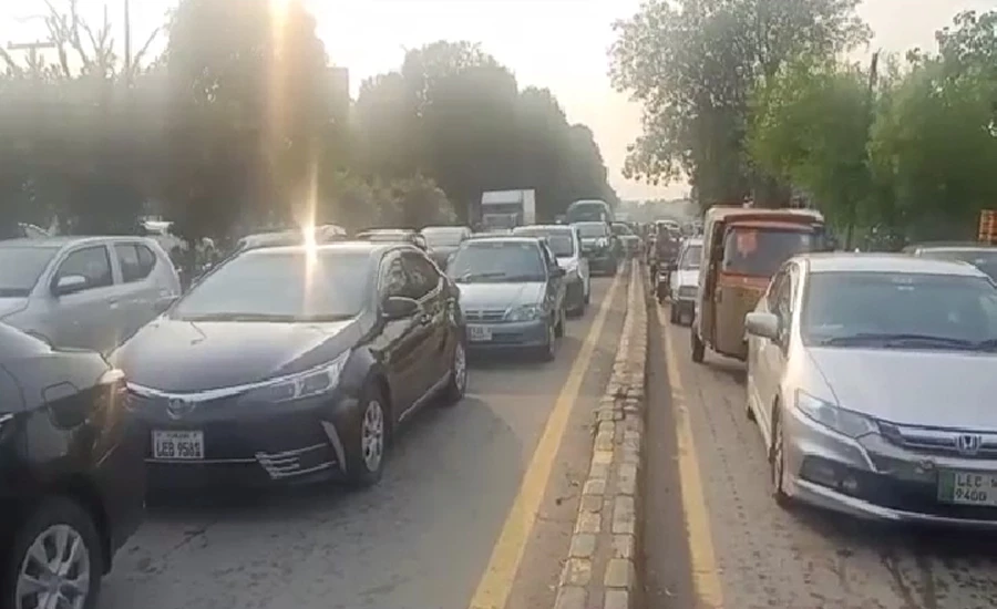 Severe traffic logjam after heavy rain in Lahore