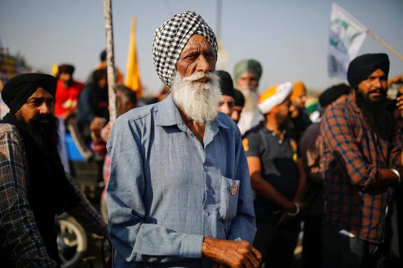 Angry Indian growers gather outside Delhi to protest farm laws