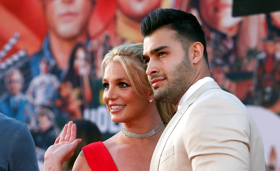 Pop superstar Spears announces engagement to boyfriend Sam Asghari