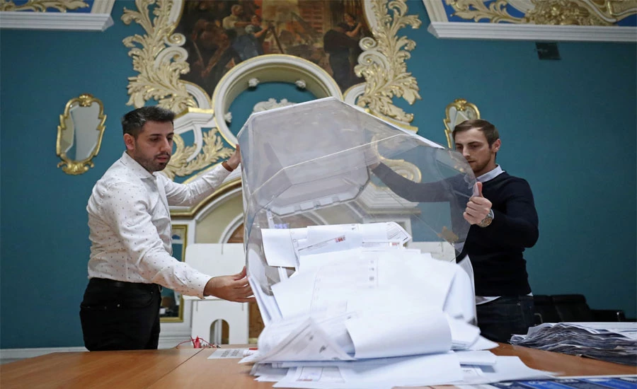 Russia's ruling pro-Putin party wins majority after crackdown but loses some ground