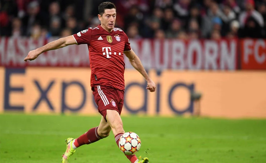 Lewandowski hat-trick steers Bayern into knockout stage