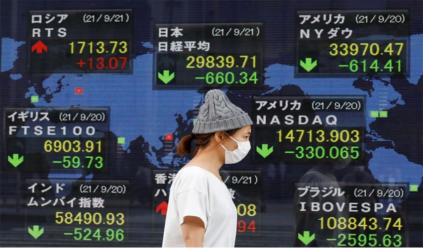 Asian shares rise, yen falls as traders shrug off Omicron fears
