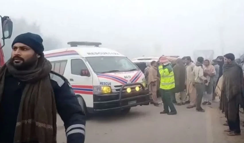 Four killed, 17 injured in school rickshaw -trailer collision in Bahawalpur