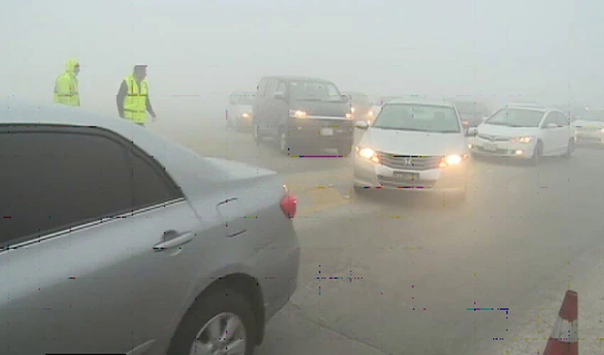 Heavy fog covers different areas of Punjab, KPK