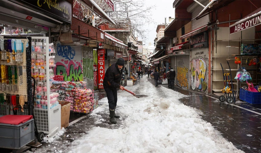 Thousands stranded as snow brings travel chaos in Turkey, Greece