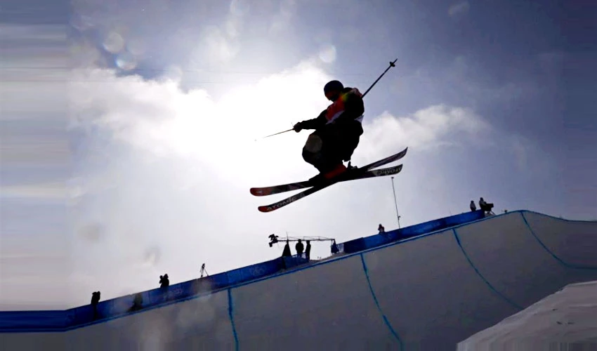 Freestyle skiing-Braving freezing wind, New Zealand's Porteous blasts to halfpipe gold