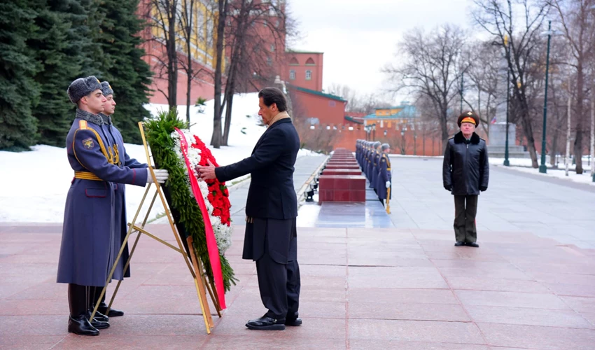 PM Imran Khan visits Moscow Kremlin Wall, lays floral wreath at soldiers' monument