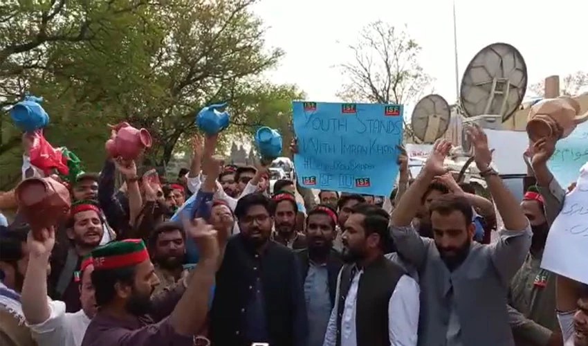PTI workers storm into Sindh House after breaking open gate