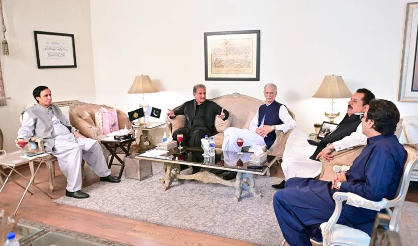 Govt delegation led by FM Qureshi meets Chaudhary brothers, conveys PM's message