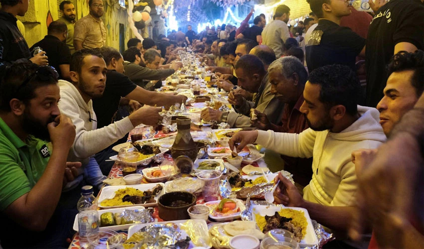 Cairo's Ramadan street feasts return after coronavirus suspension