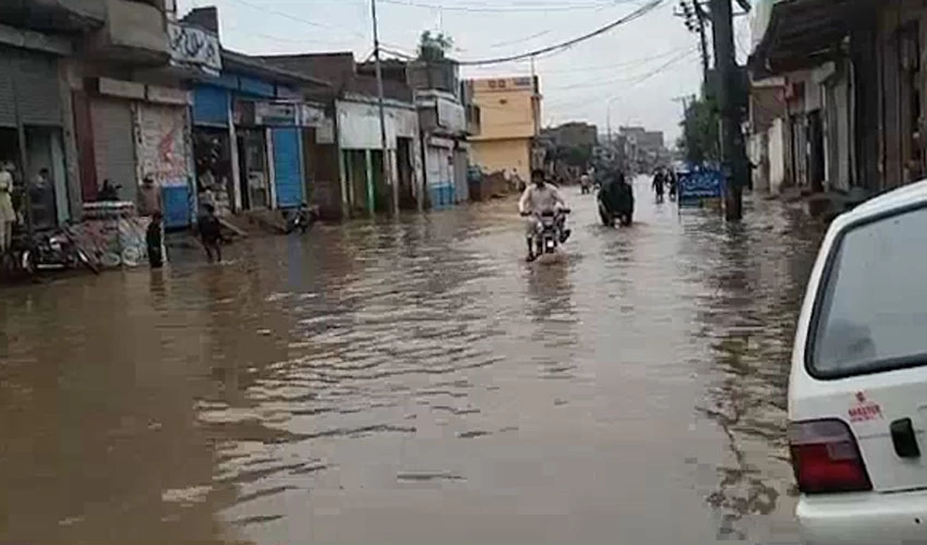 Rain inundates roads, disrupts traffic in several areas of Lahore