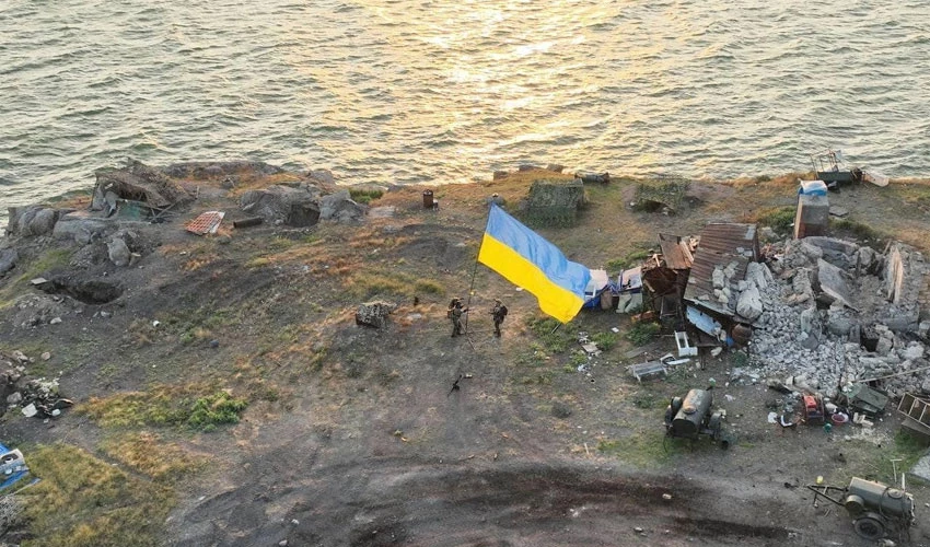 Ukraine raises flag on recaptured island as Russia consolidates gains in east