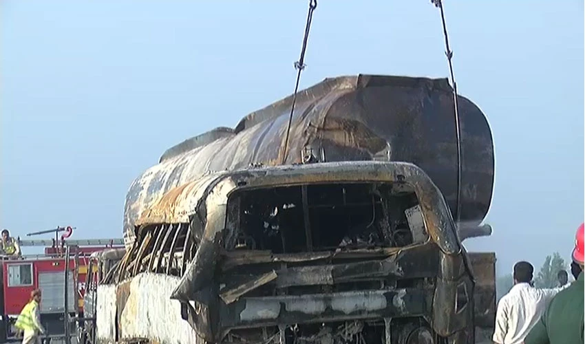 20 killed as bus collides with oil tanker on Multan Motorway