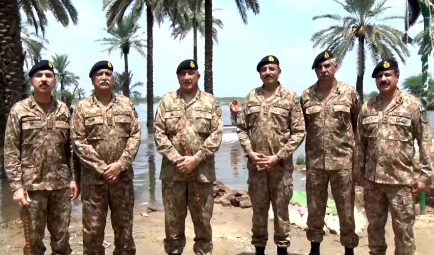 COAS General Bajwa visits army troops busy in flood relief activities