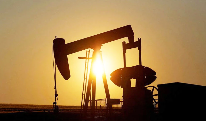 Oil prices hold steady as recession worries offset lower US stocks