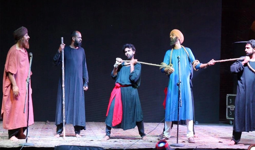 Ajoka performs 'Bulha and Banda' in Lahore Fort
